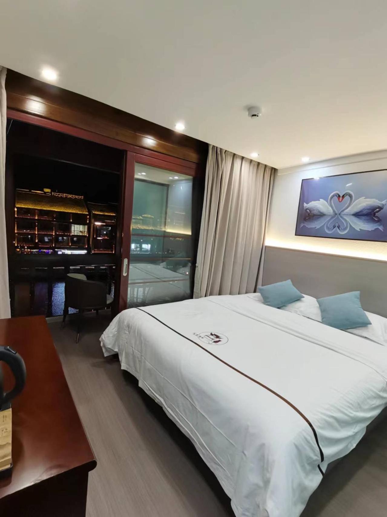 Fenghuang Ancient Town Lazy Cat Riverside Inn Ngoại thất bức ảnh